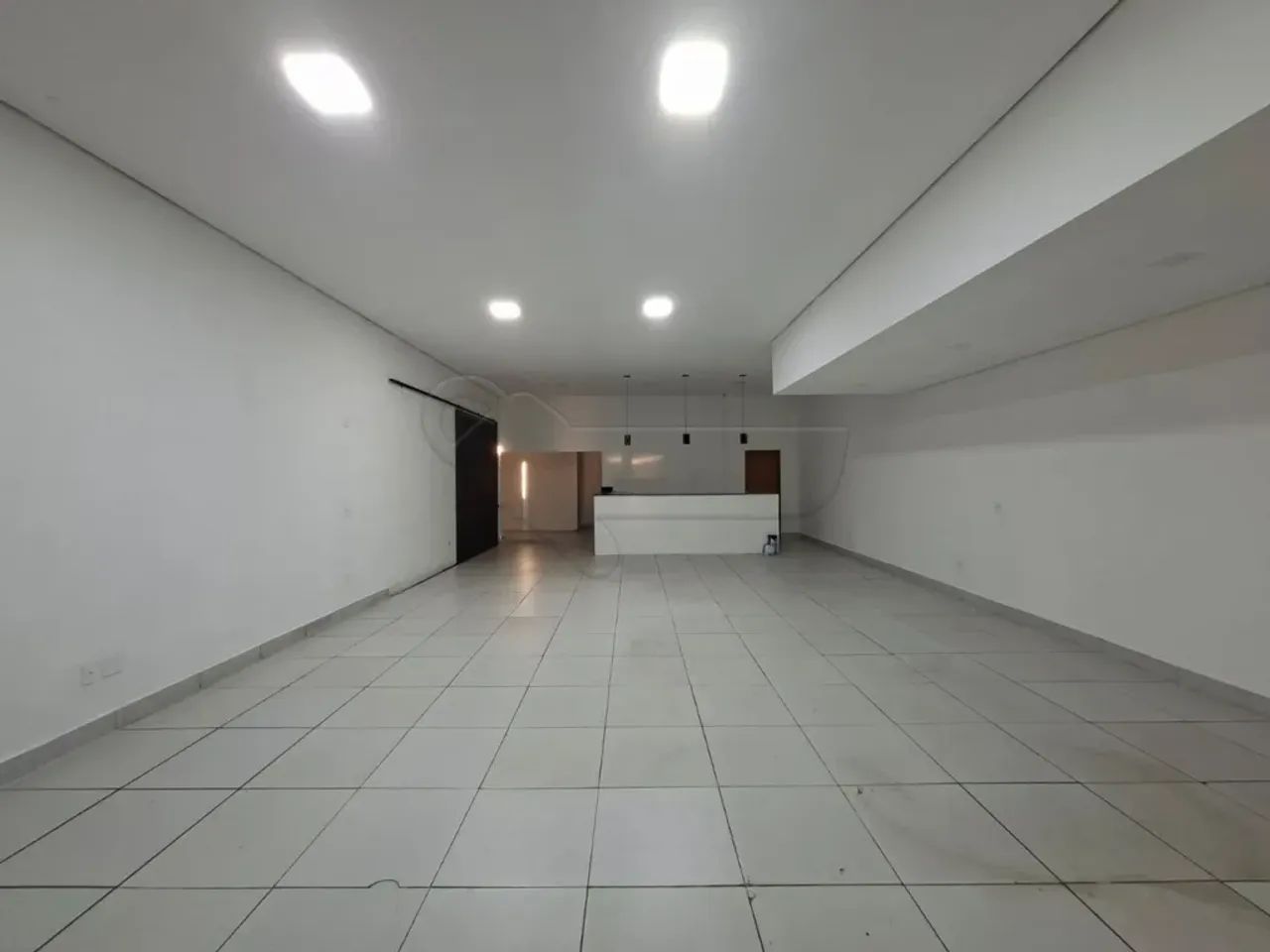 Barracão comercial com 162m² de área útil no Jardim dos Jequitibas.