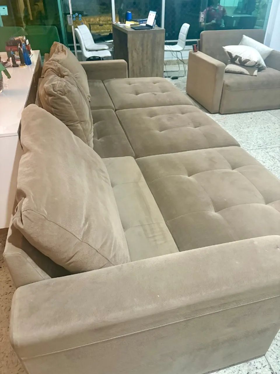 SOFÁ RETRÁTIL/RECLINÁVEL GRANDE - CONFORTÁVEL E ESPAÇOSO EM SUEDE - Foto 4