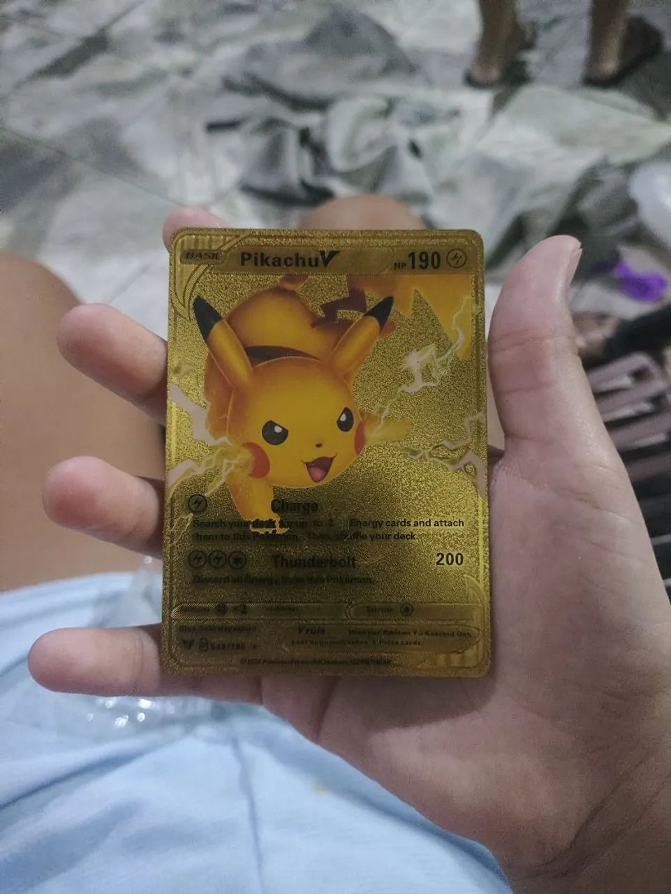 Carta de pokémon dourada