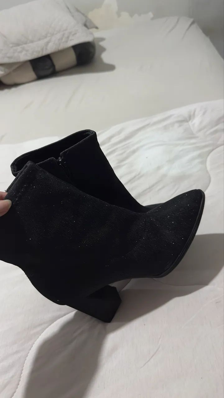 Bota preta brilhosa.