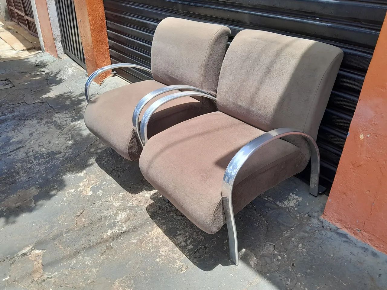 Poltronas decorativas com pés em alumínio  - Foto 3