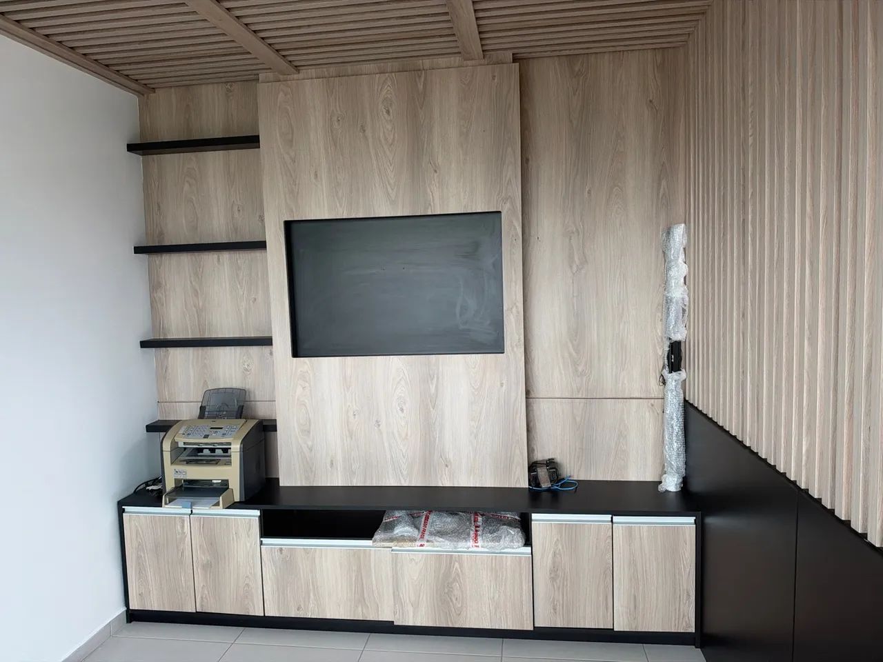 DIVISÓRIA MDF SOB MEDIDA COM PAINEL DE TELEVISÃO E GAVETAS - Foto 2