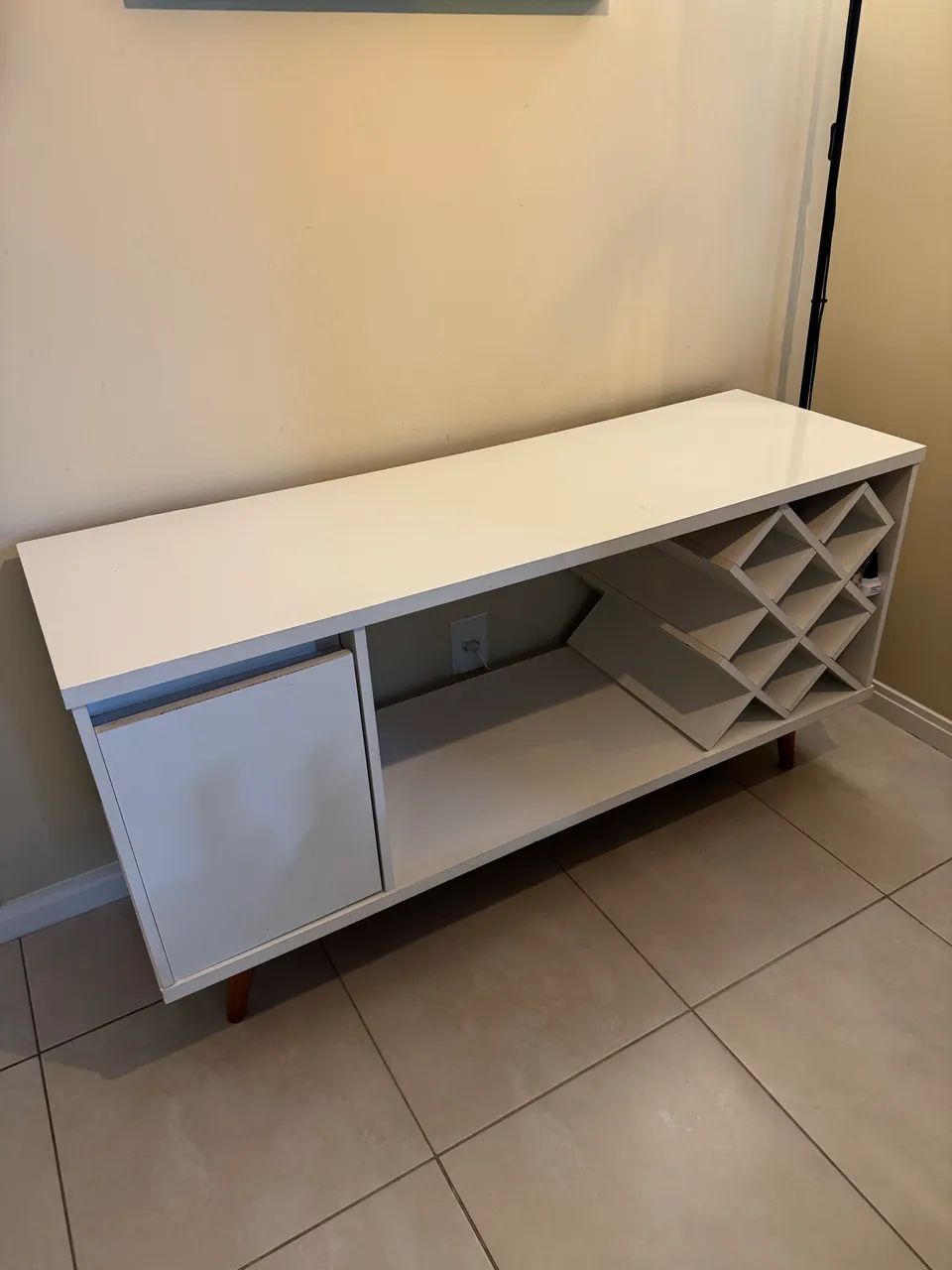  Balcão branco com adega 