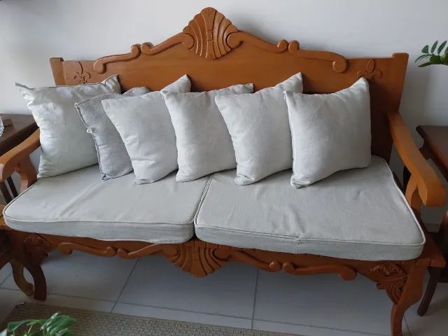 sofá em madeira jotabá de três lugares com assentos em linho e almofadas em linho. 