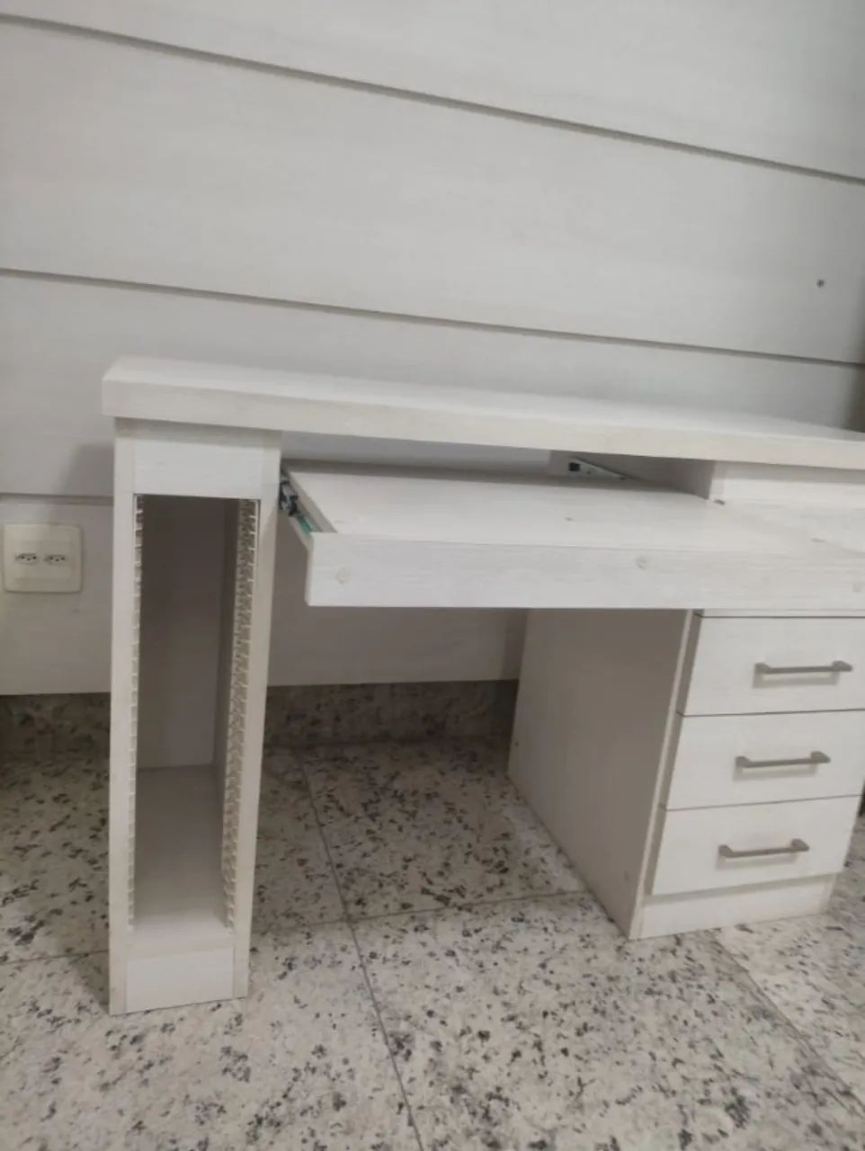 Escrivaninha Compacta com 4 Gavetas e Bandeja Retrátil - Excelente Estado - Foto 3
