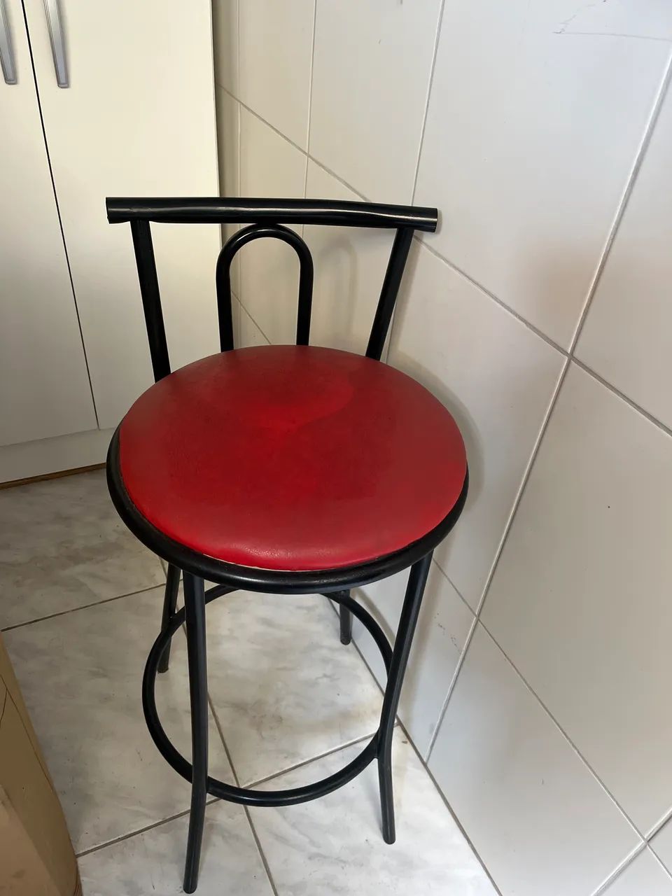Banqueta alta vermelha e preta 
