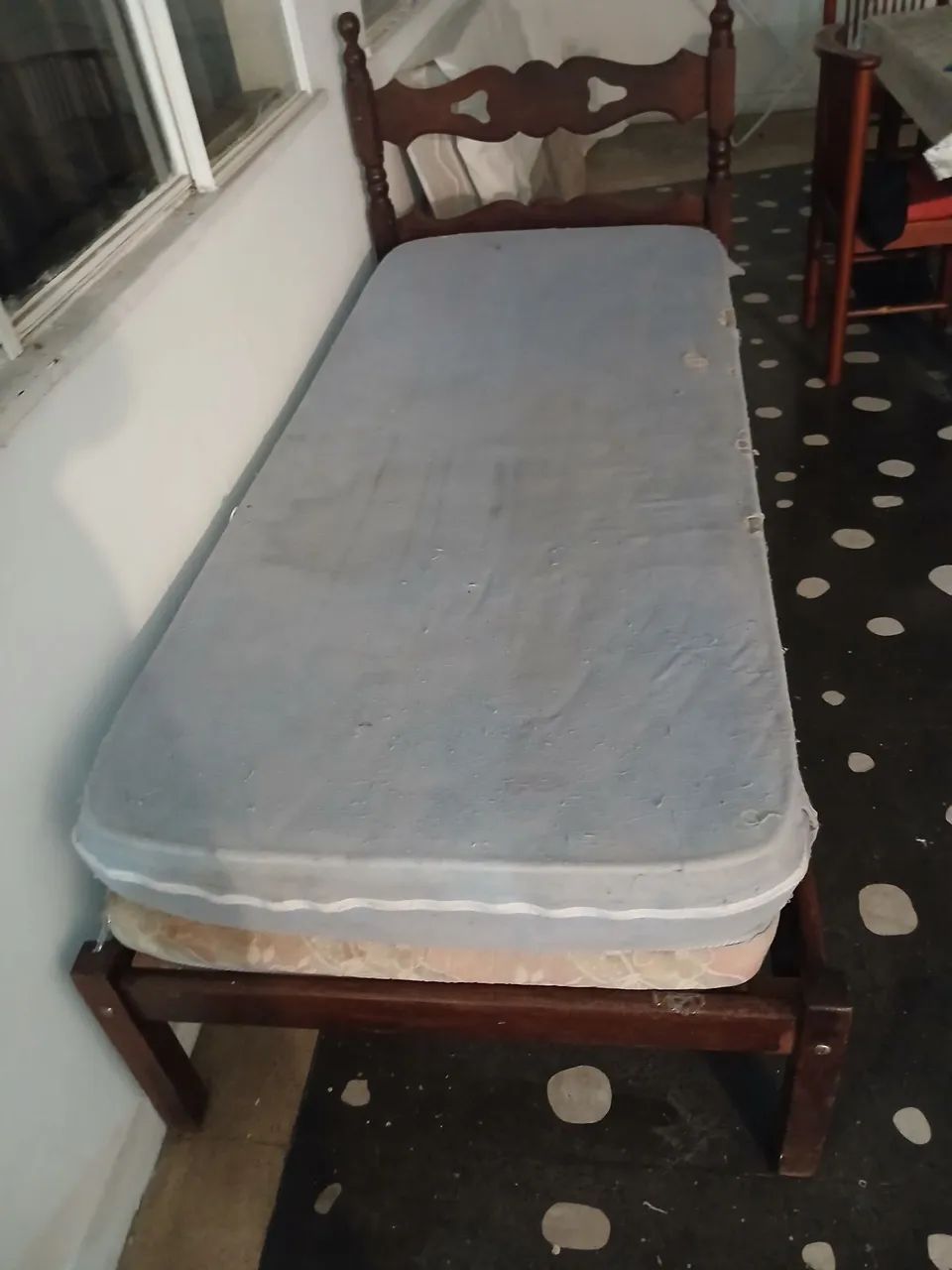 VENDO UMA CAMA DE SOLTEIRO E COLCHAO.
