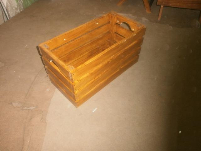 Engradados de madeiras - caixotes envernizados - medindo 58 x 30 x 30
