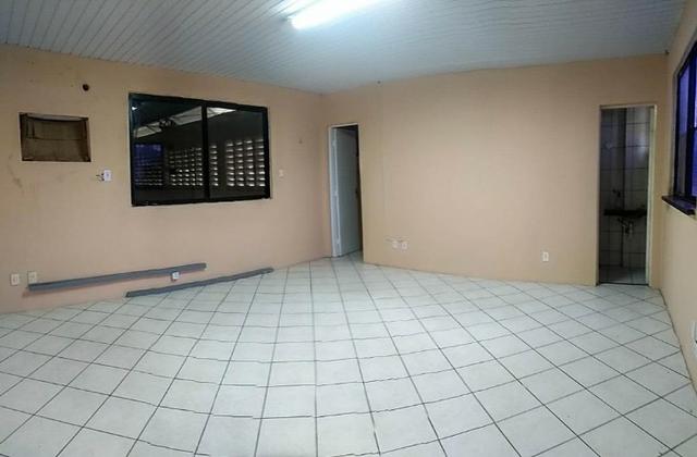 GA0040 Galpão Comercial no Ancuri, 700m² construído, escritório, vaga de garagem - Foto 10