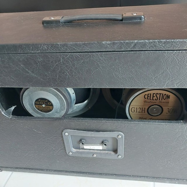 Gabinete com Falantes Celestion e Marshall