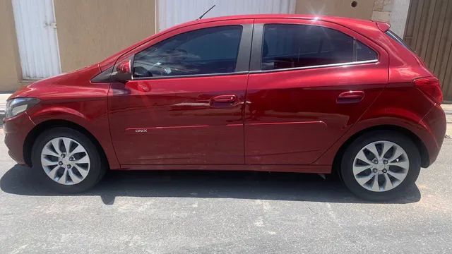 CHEVROLET - ONIX - 2017/2018 - Branca - R$ 50.900,00 - Vermelho Car