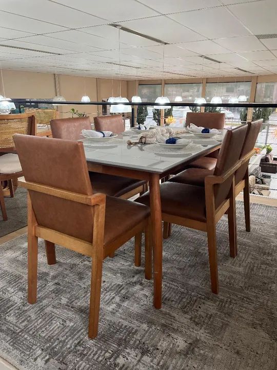Mesa em excelente estado.