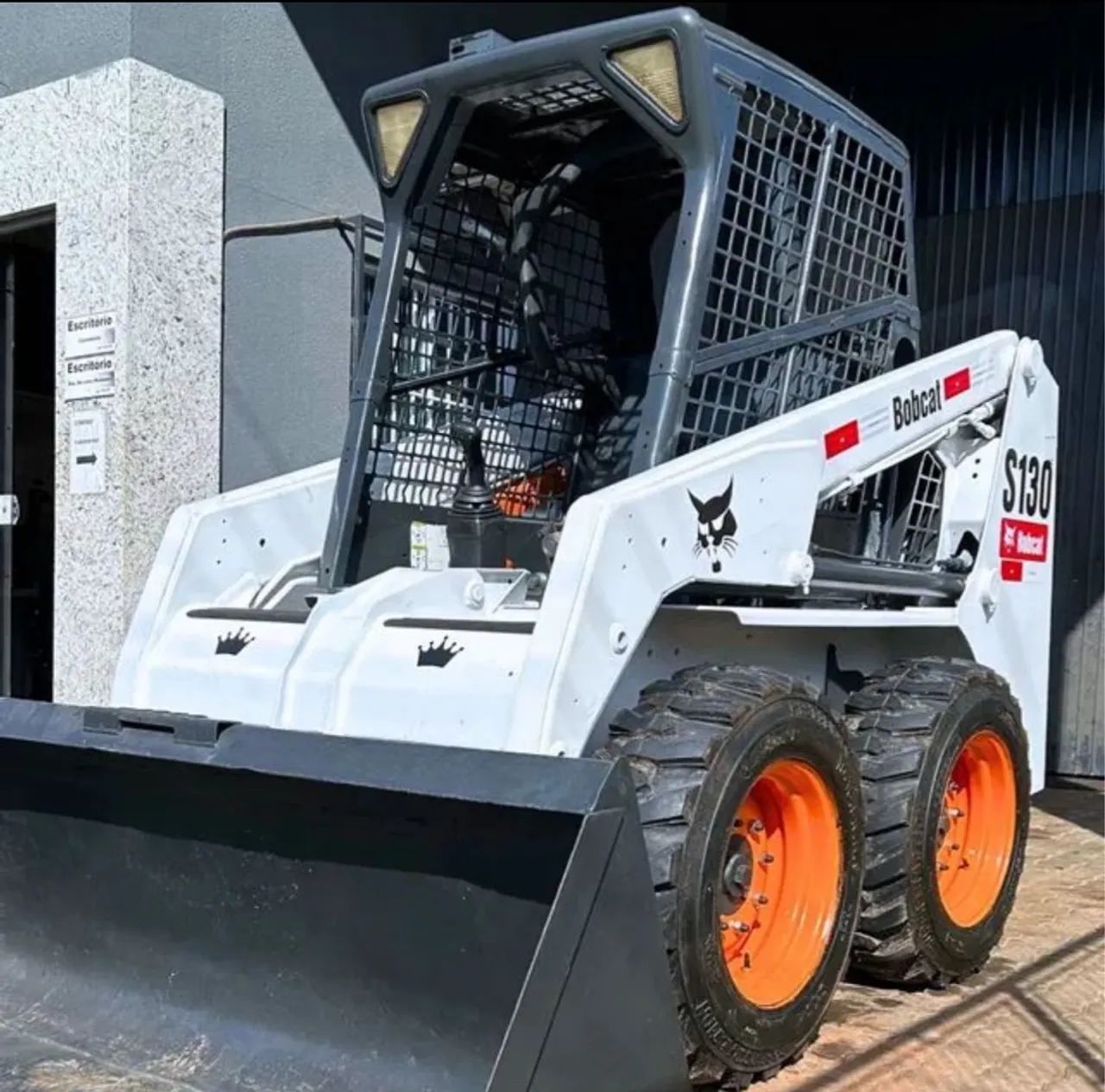 Minicarregadeira Bobcat S130 ano 2013 com 3900 horas, Joystick, no RS - Foto 3