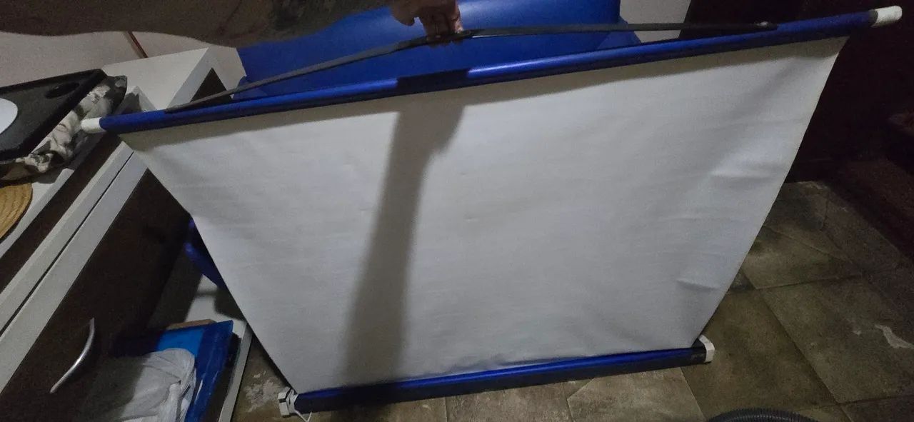 Tela retrátil para projeção 1,25m largura X 1,20m altura