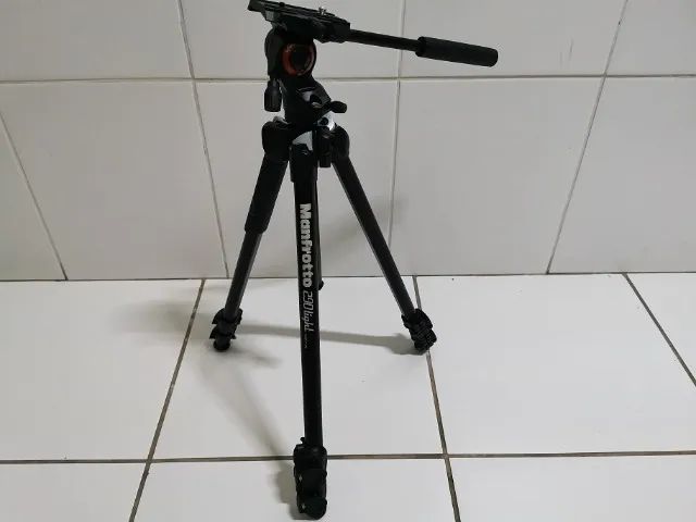 Tripé Manfrotto 290 Light com cabeça hidraulica Novo