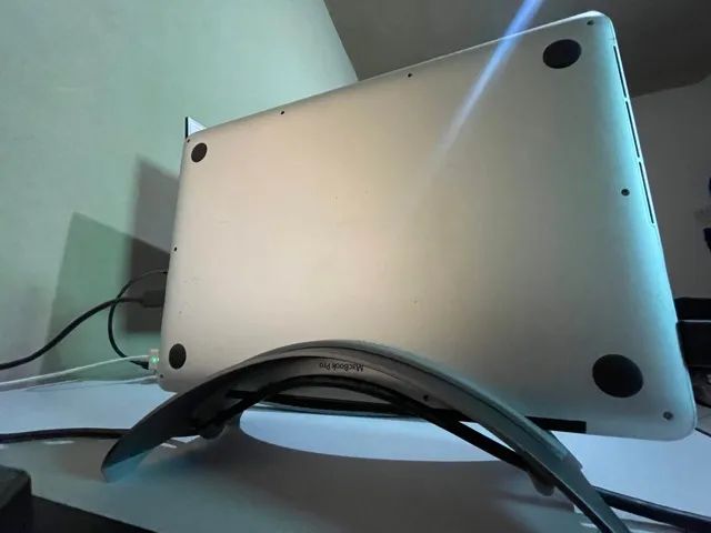 Suporte Vertical em alumínio para Macbooks/notebooks - Foto 3