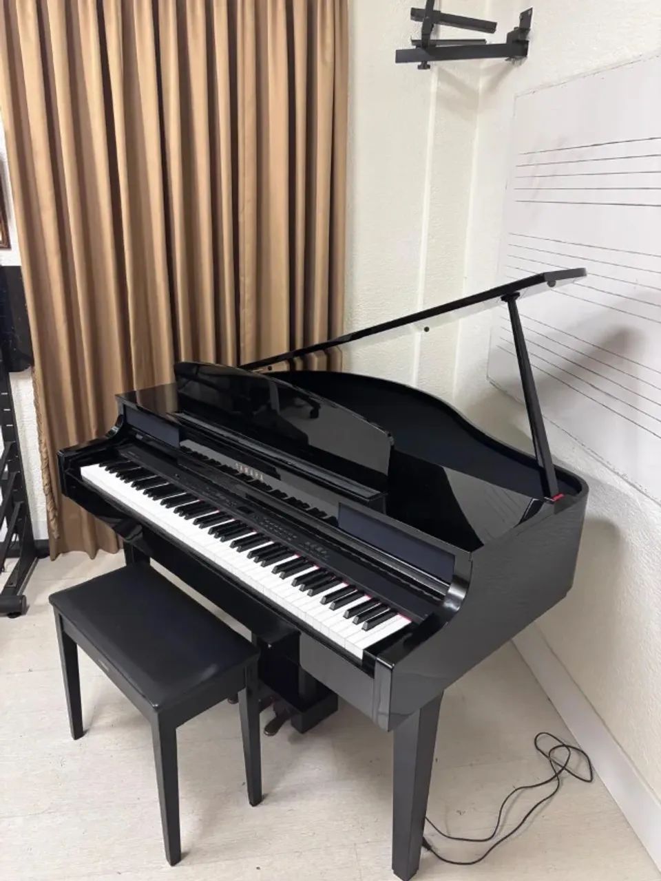 Piano Clavinova Yamaha de cauda CLP-465GP 1/2 Cauda (preto polido)