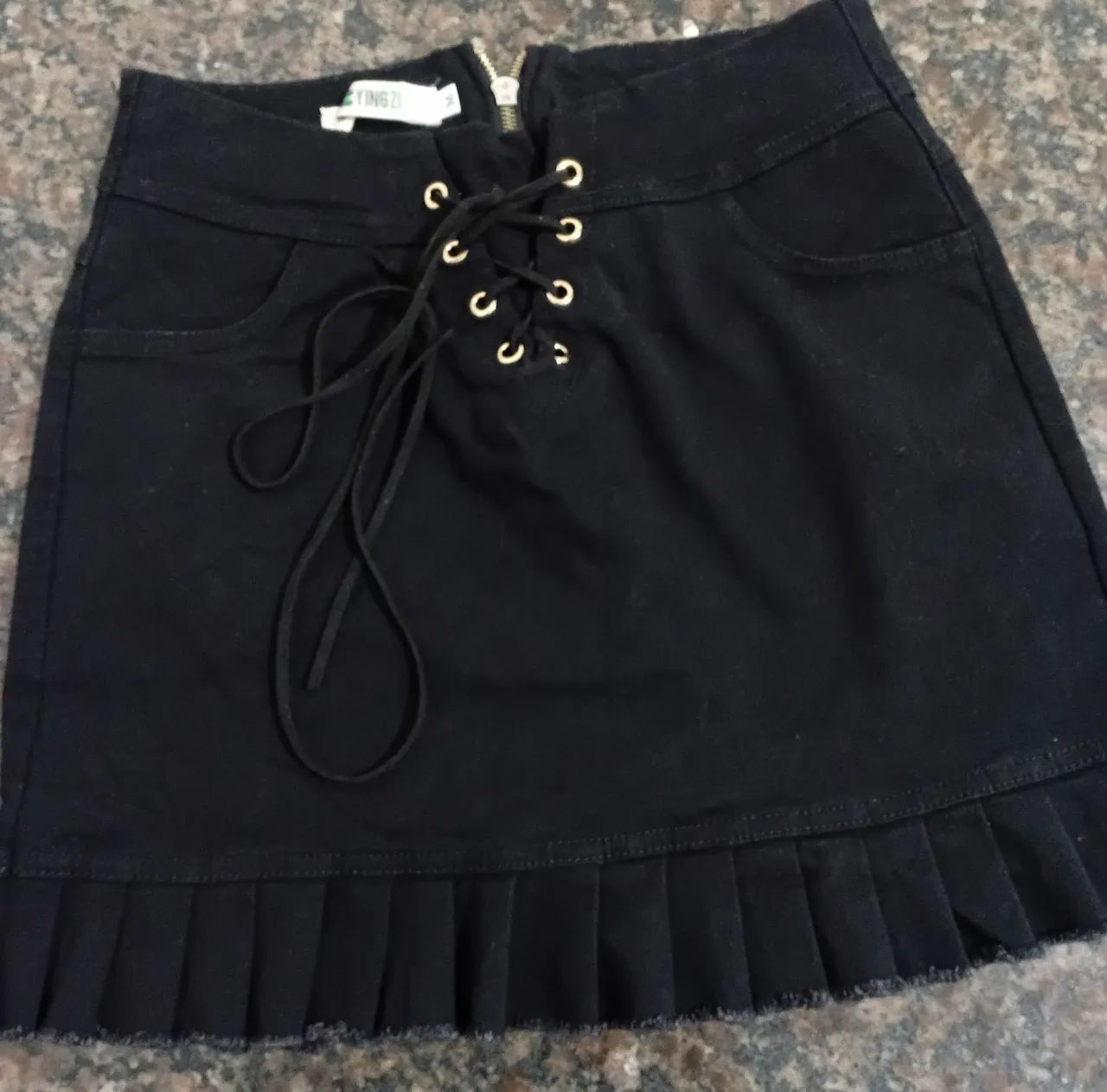 Saia preta com detalhes e amarração