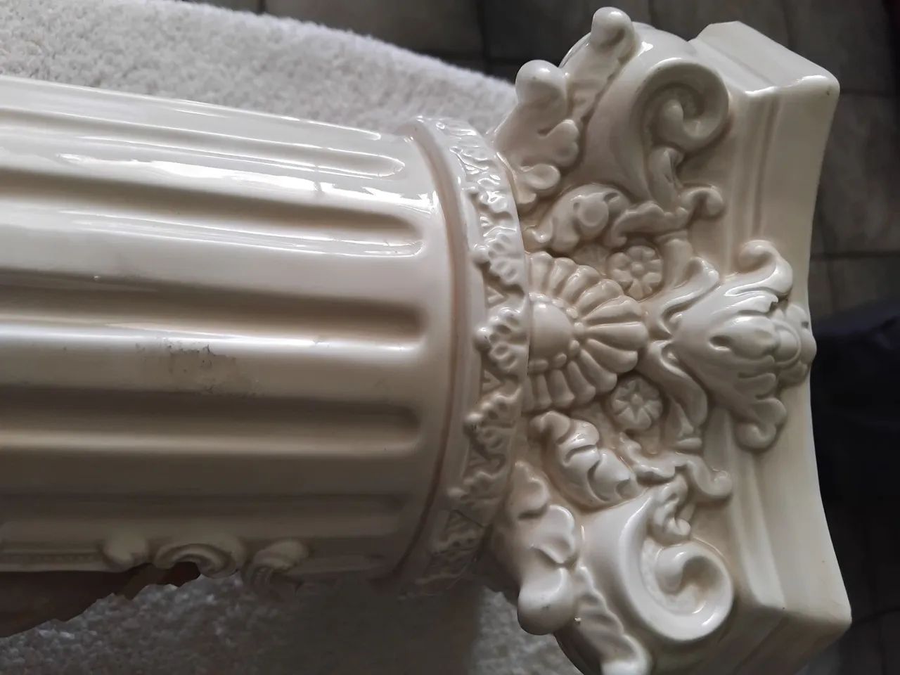 Vaso para flores em louça,  formato de coluna jônica, com anjinho - Foto 5