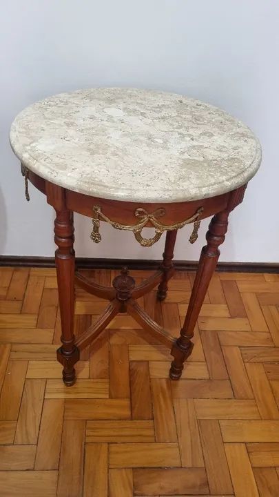 Mesa decorativa estilo Império em Cedro 