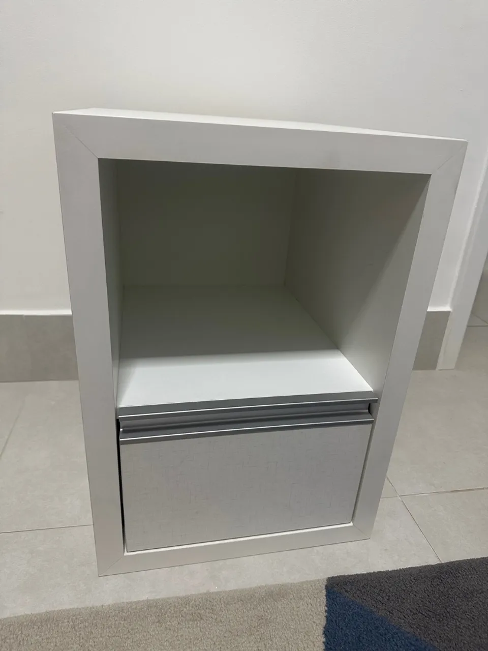 Mesa de cabeceira/escrivaninha compacta branca com gaveta