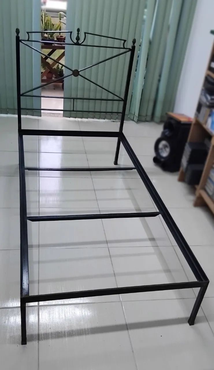 Vendo cama de solteiro de ferro, confortável, resistente, 90cm X 180cm
