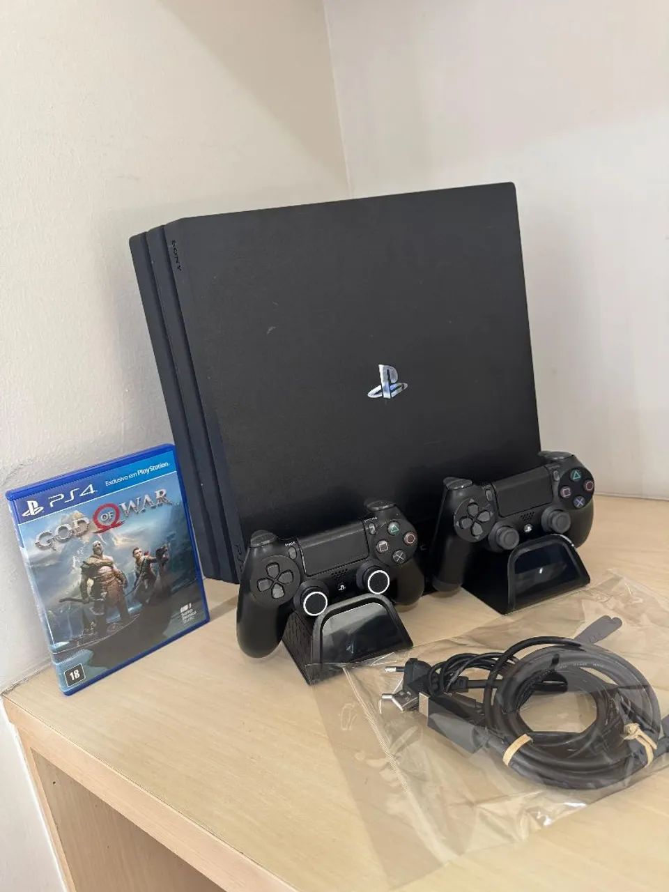 PS4 Pro com 2 Controles completo