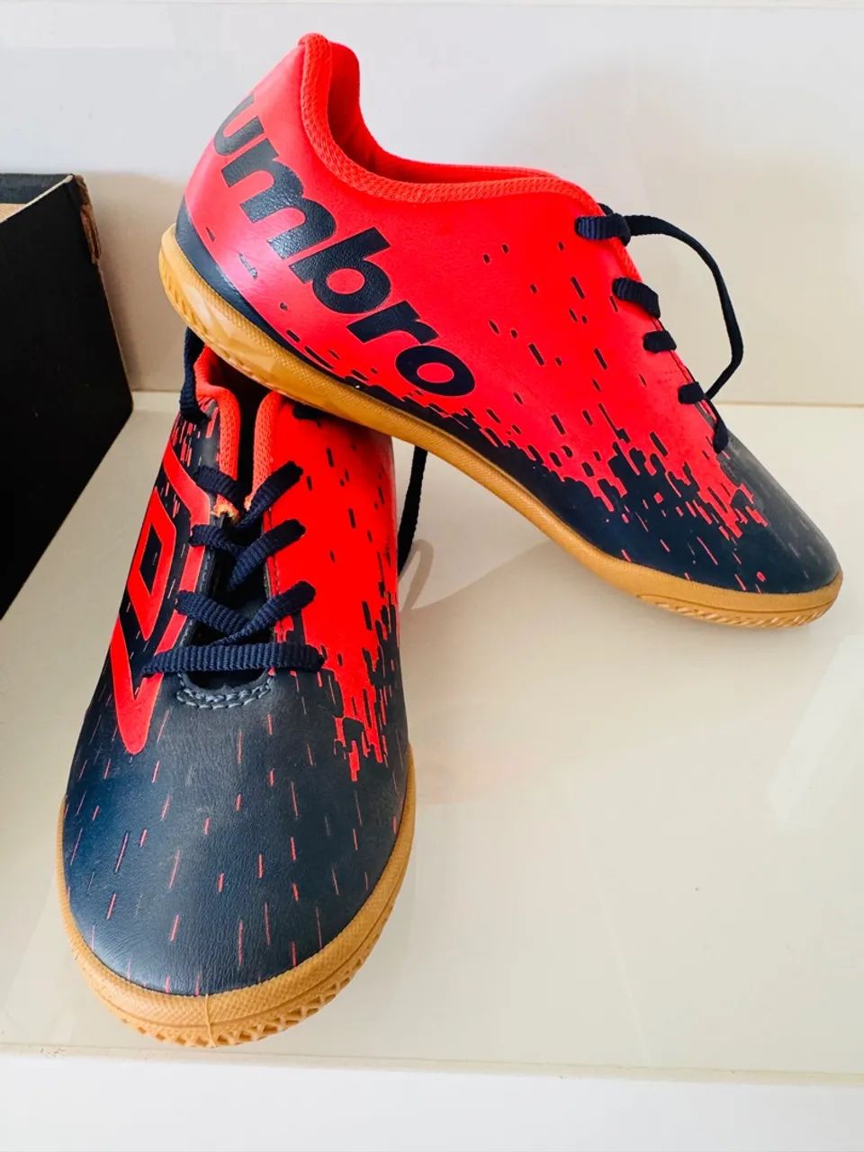 Chuteira Umbro Futsal - Azul e Vermelha - Foto 2