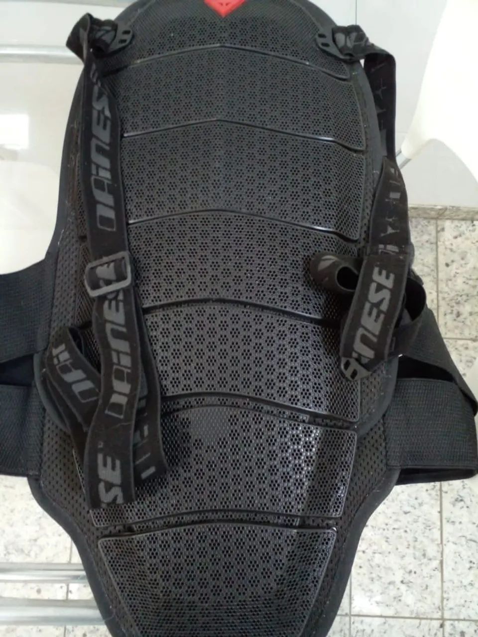 Protetor de coluna Dainese.