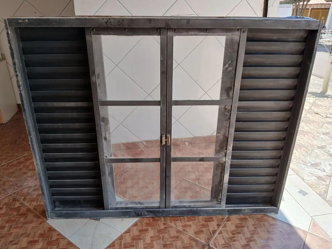 Janela de madeira com venezianas - Foto 2