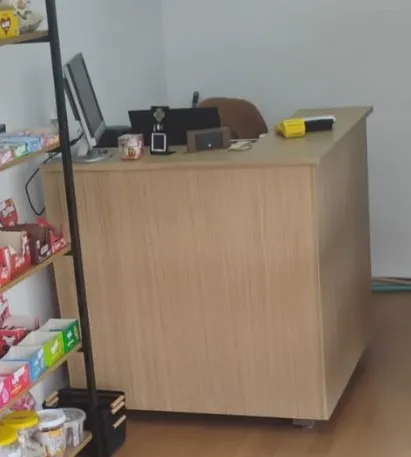Balcão / Mesa de atendimento em madeira maciça, envelopado na cor amadeirado