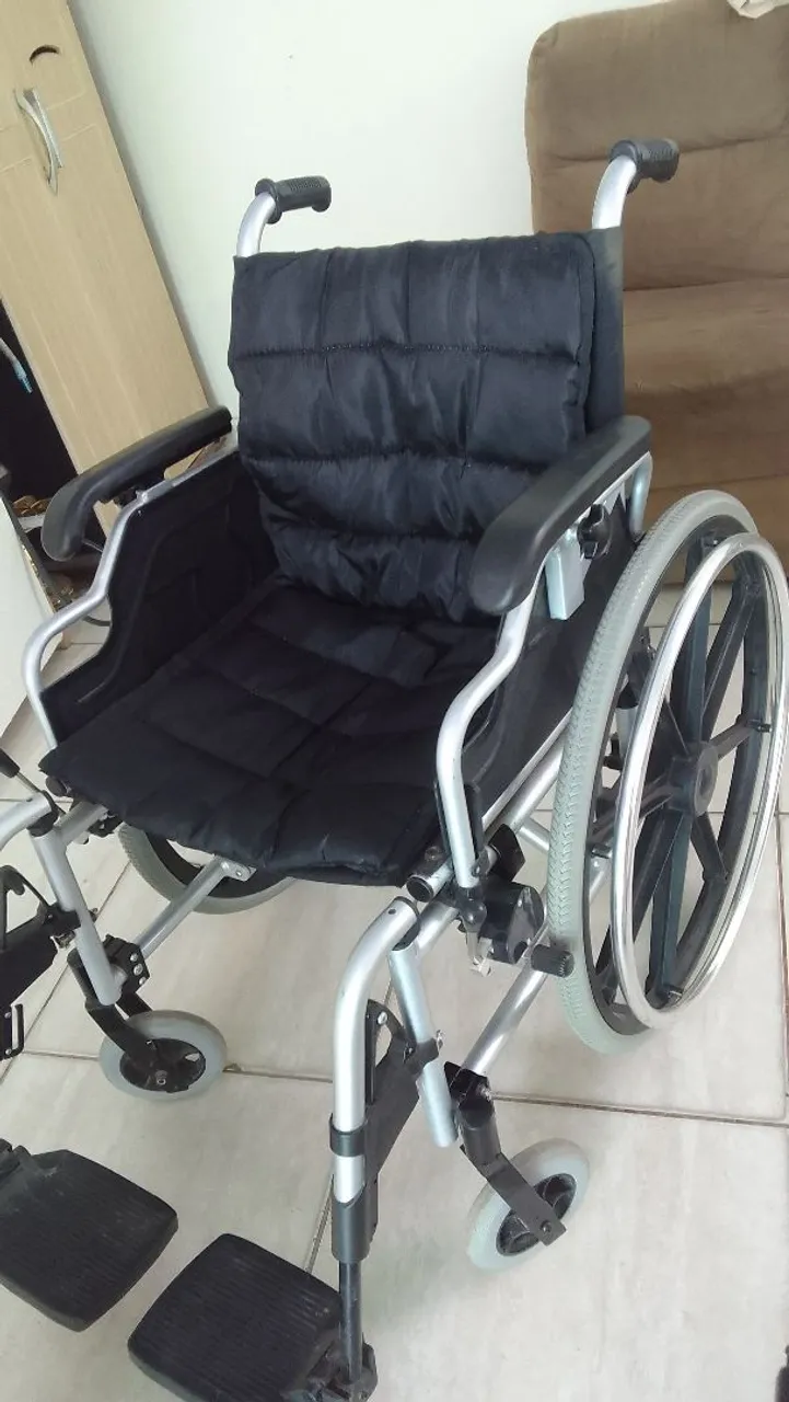 Cadeira de rodas semi nova