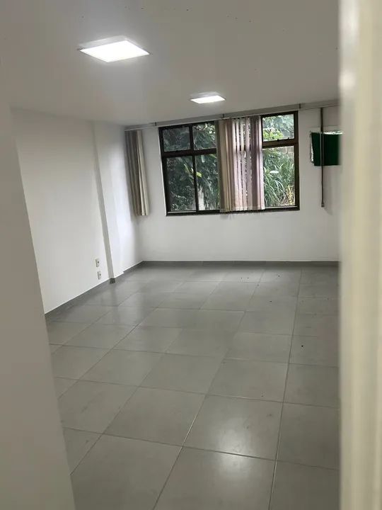 Salão comercial com ótima localização, no Largo do Pechincha