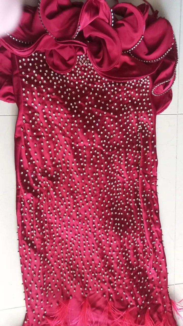 Vestido de Festa Vermelho com Detalhes em Penas - Foto 3