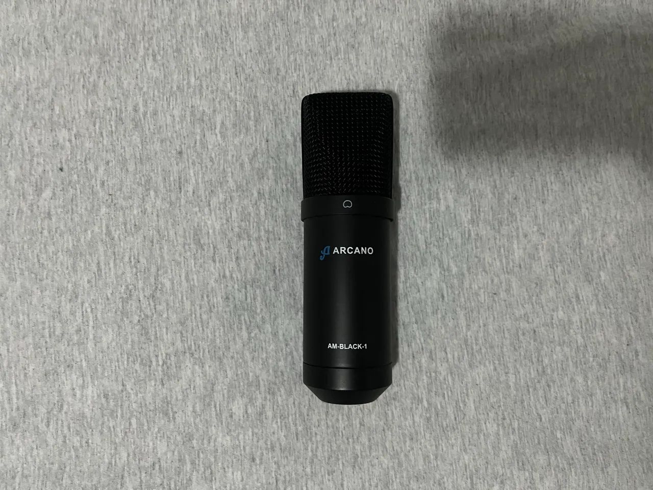 Microfone arcano am black 1 com braço articulado, shockmount e pop filter