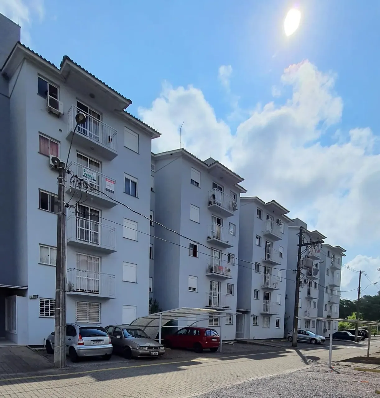 Apartamento localizado no bairro Alvorada, com dois quartos, sala e cozinha, banheiro e va
