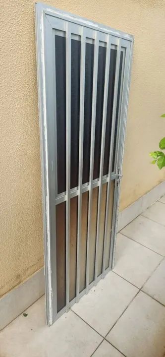 Porta de Alumínio com Grade - Foto 2