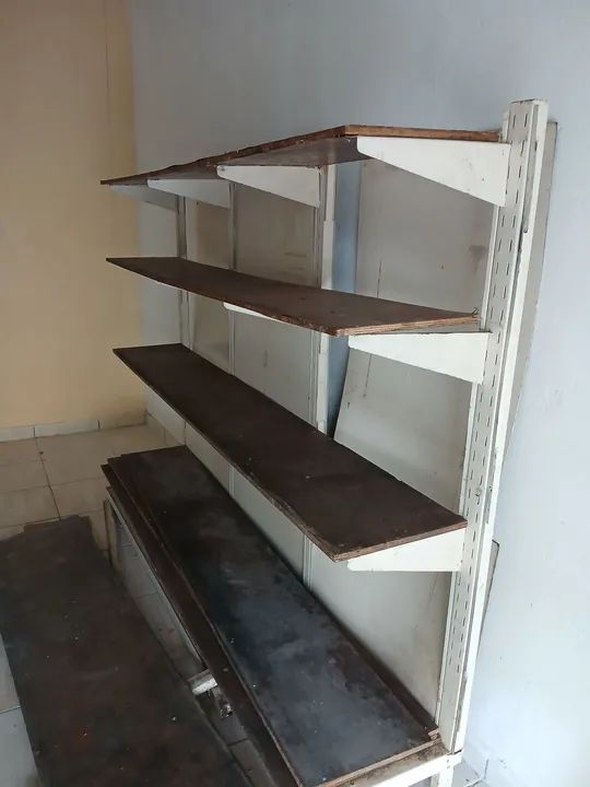 2 gôndolas de madeira e ferro.