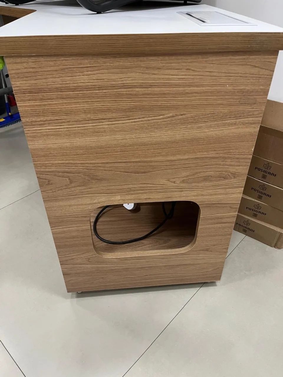 Mesa de escritório em L com gaveta e passa fios - Foto 2