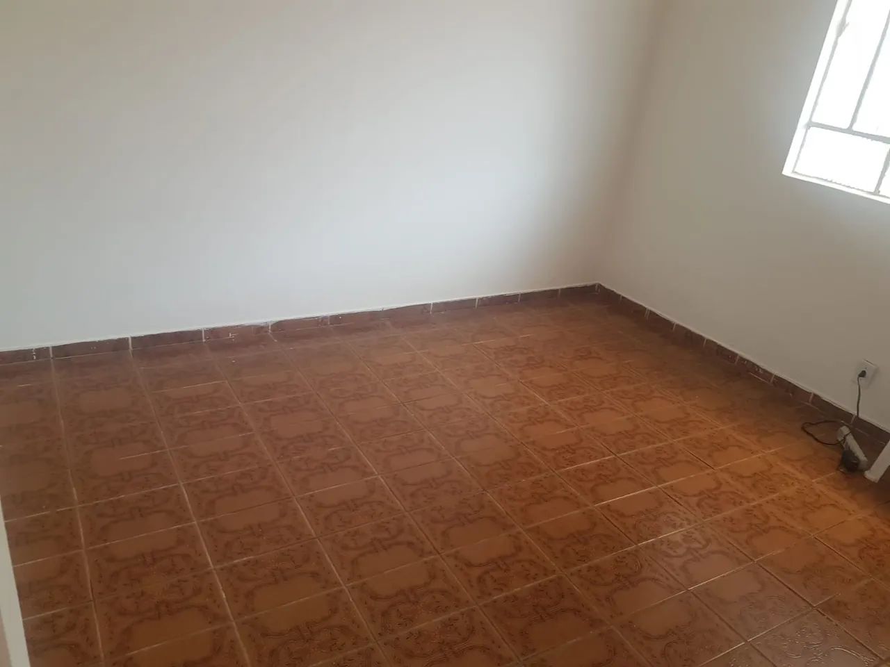 EXCELENTE CASA PARA LOCAÇÃO COM 2 QUARTOS, GARAGEM E INTERNET. POSSUI LAJE E ÁREA DE SERVI - Foto 5