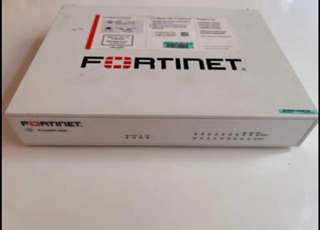 Firewall Fortinet FortiWiFi 60E - Dual Band, 8 portas, usado em empresa - ótimo estado