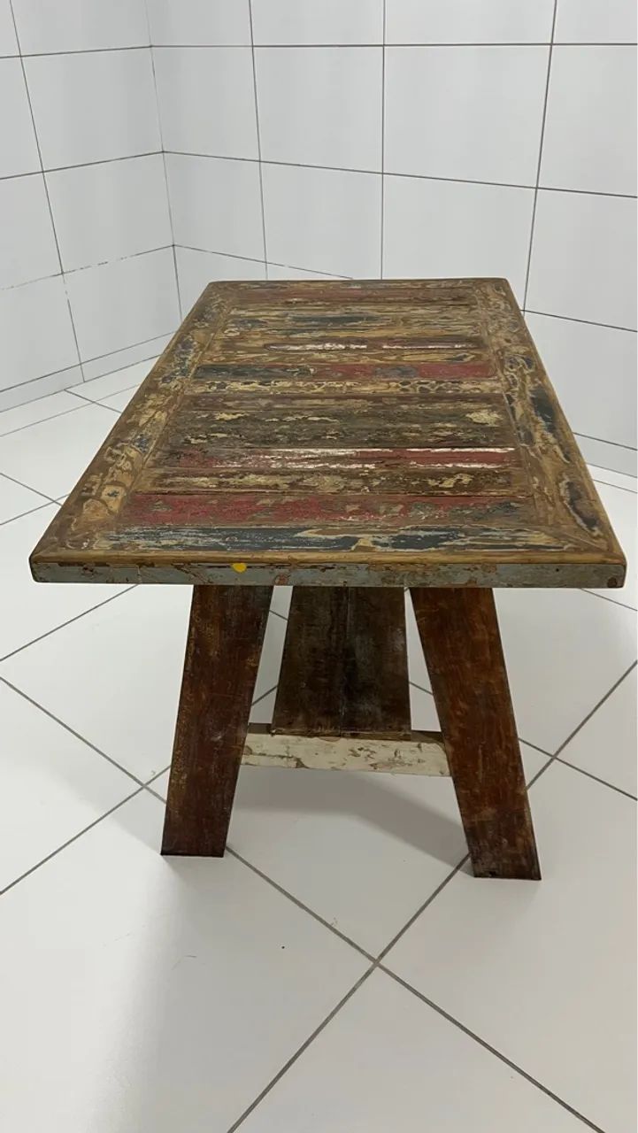 Mesa de Madeira de Demolição - Ideal para Decoração de Ambientes Internos e Externos