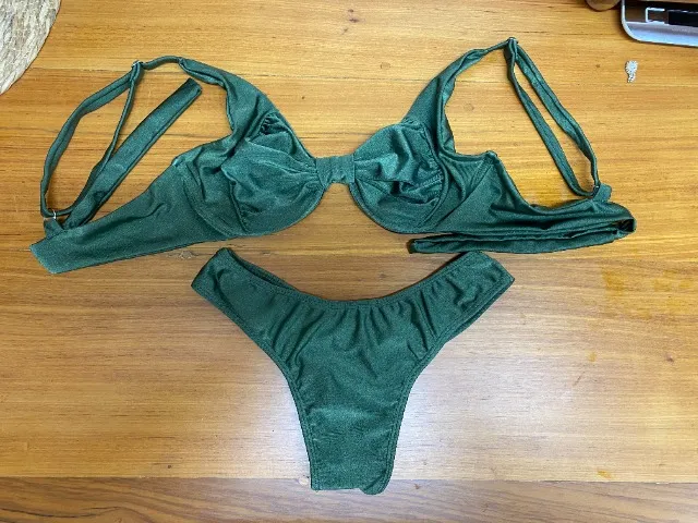 Biquíni Verde Escuro Meia-Taça com Calcinha Empina Bumbum