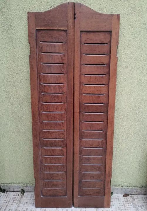 Portinhola de madeira maciça 