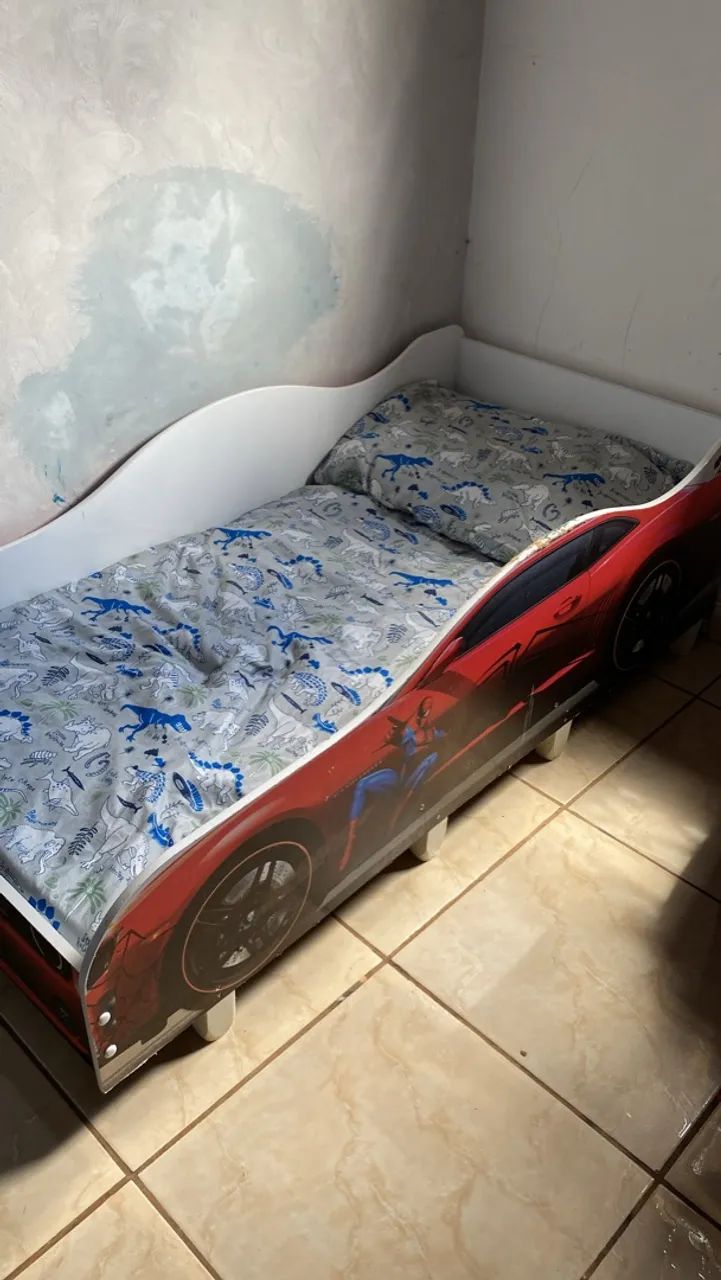 Cama infantil com design de carro