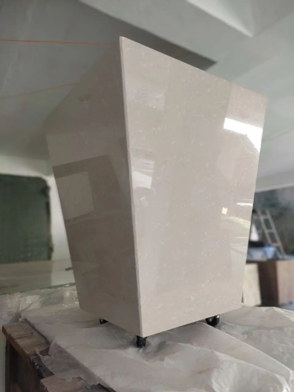 Vaso decorativo com rodinhas