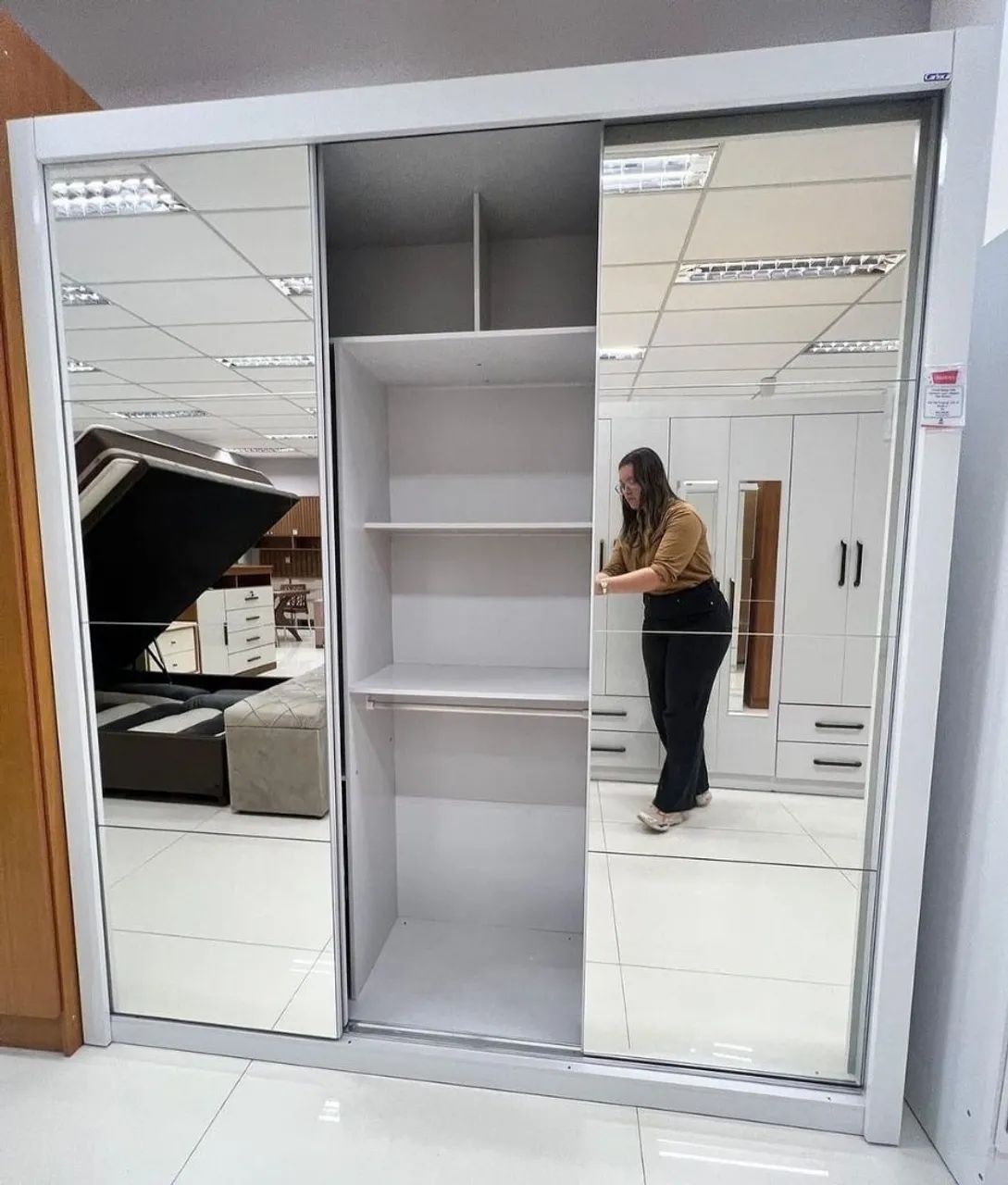 Guarda roupa todo espelhado  - Foto 4