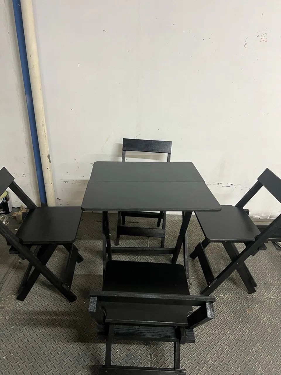 Kit mesa baixa com 4 cadeiras para bares e restaurantes