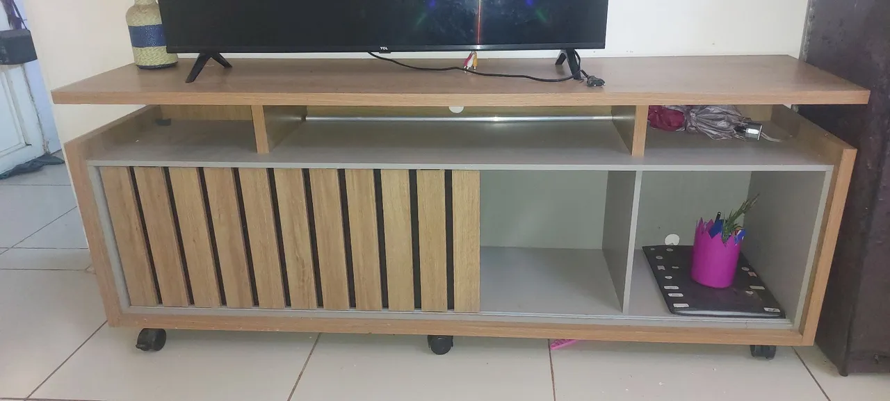 Rack para TV Moderno com Prateleiras e Compartimentos