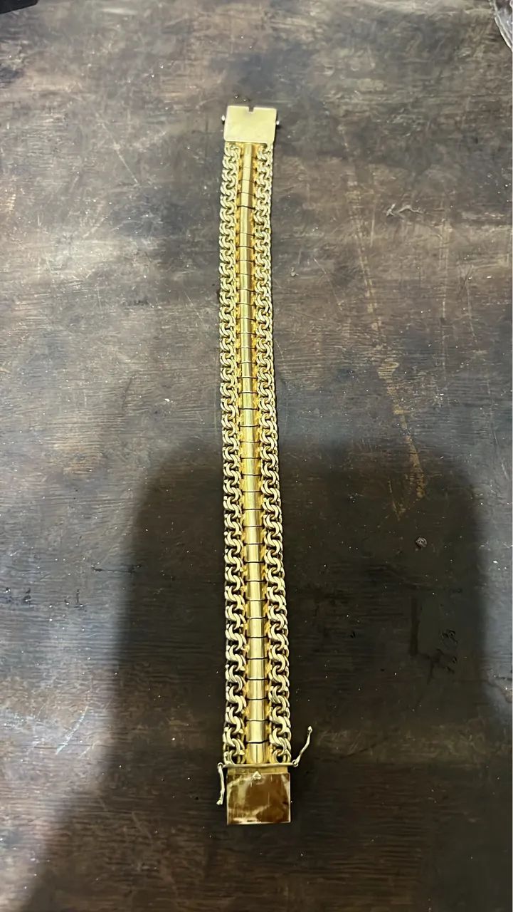 Pulseira estilo bracelete em ouro 